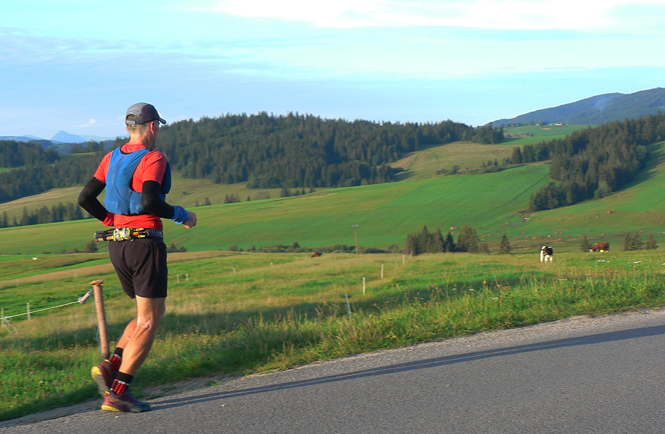 Von spomedzi domov smer Mútňanská píla – vľavo výhľady až k Rozsutcu. Von_spomedzi_domov_smer_Mútňanská_píla_–_vľavo_výhľady_až_k_Rozsutcu.