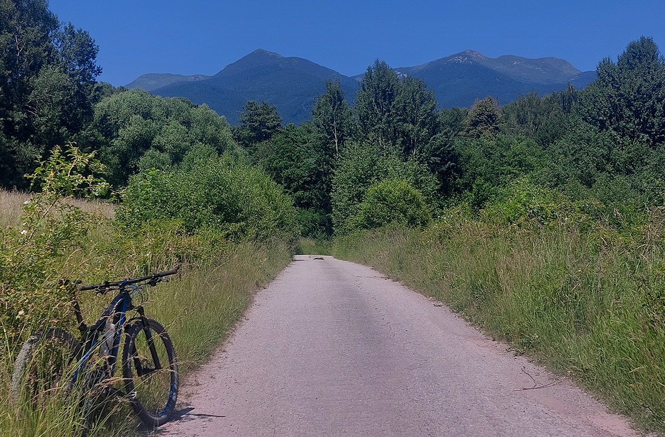 Dole_serpentína_ku_hlavnej_a_z_nej_posledný_pohľad_na_Chleb_a_Kriváň.