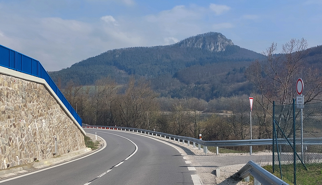 Po_novej_ceste,_ktorá_je_tu_namiesto_koľají_–_za_Nosickou_priehradou_Klapy.