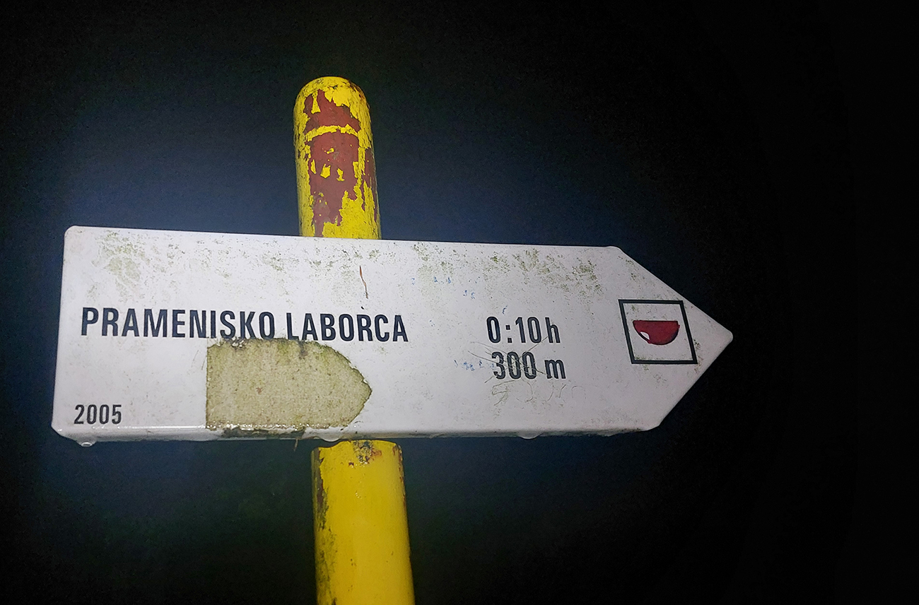 Odbočka k vode kúsok za vrcholom Fedorkova (766 m). Odbočka_k_vode_kúsok_za_vrcholom_Fedorkova_(766_m).