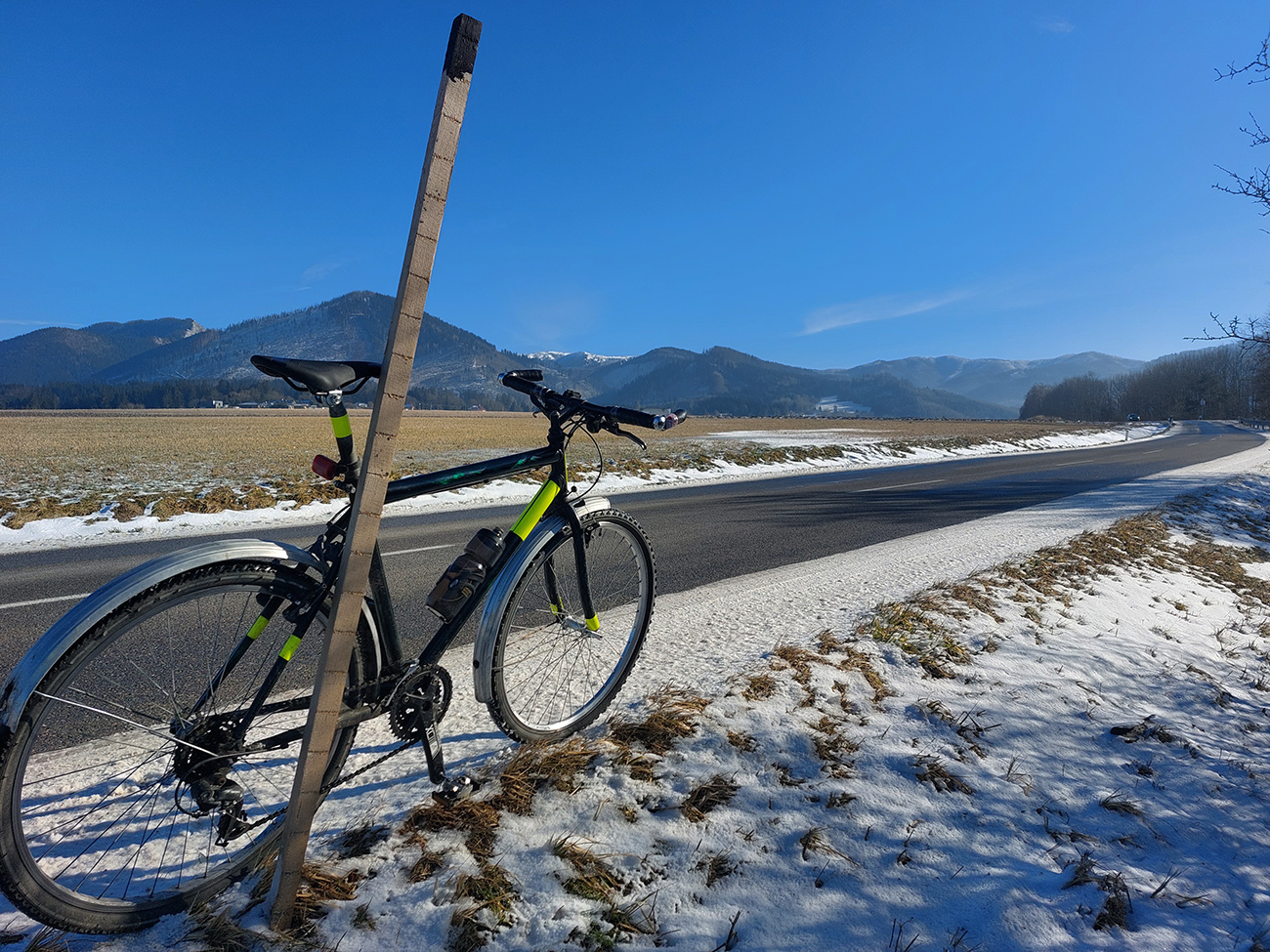 Dlho,_rovno_do_Kuneradu,_vpredu_dočasne_nie_slnko,_ale_Martinské_hole...