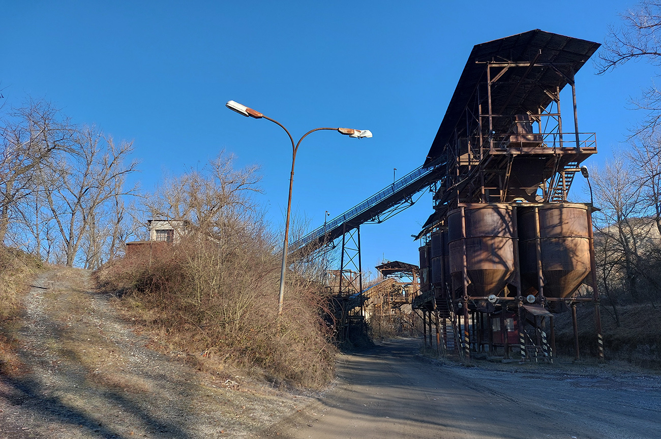 Modrá_vedie_priamo_popod,_ale_dá_sa_to_obísť_zľava.