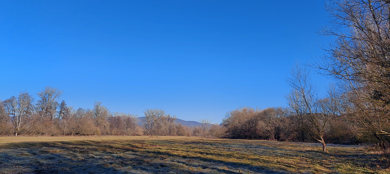 Potom_pekné_lúky_pomedzi_Hron_a_zalesnené_svahy.